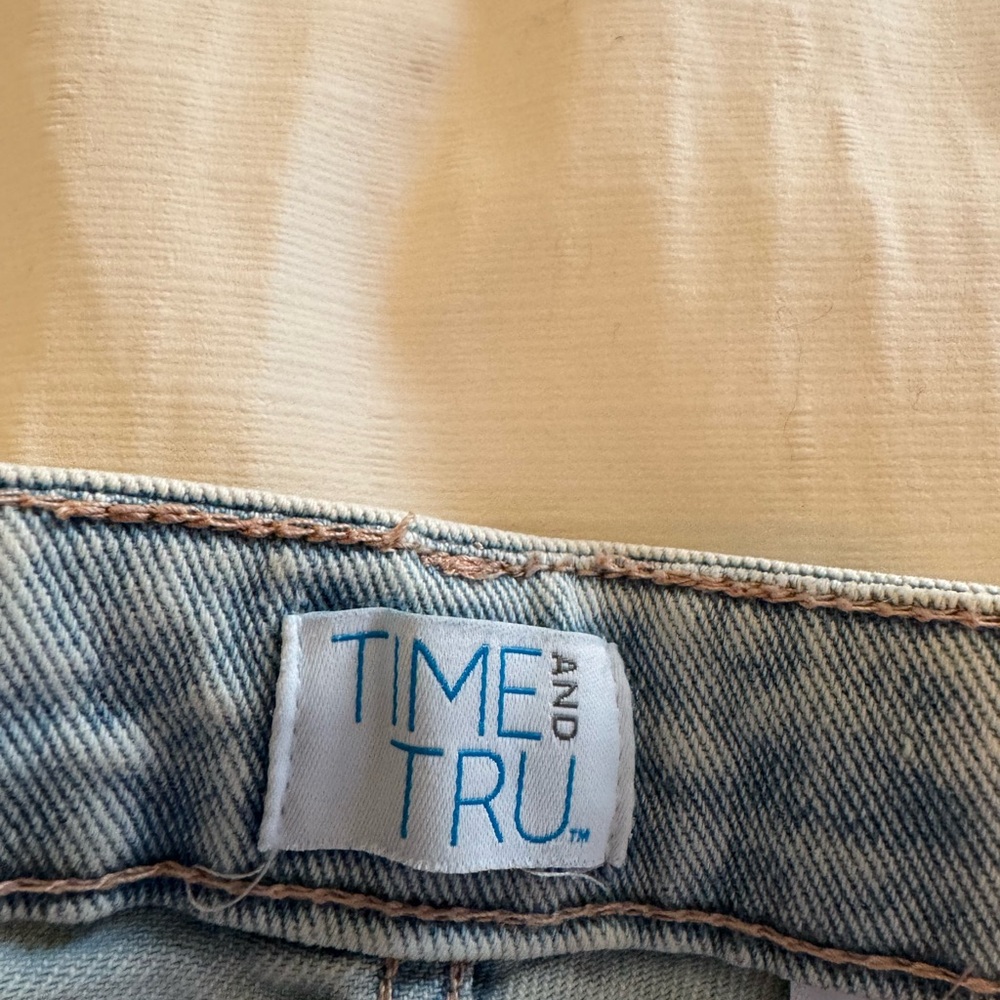 Time and Tru Women's High-Rise Mom Jeans - Light Wash Distressed Ankle Denim - Picture 10 of 11